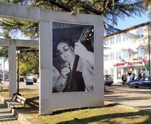 „ვენაცვალე გურულებს” - როგორ ეხმაურება მიშა რამიშვილი მამის ბილბორდის დადგმას ჩოხატაურში