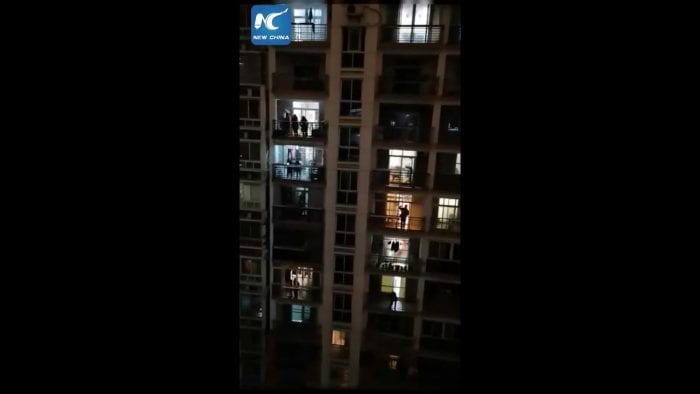 ამაღელვებელი ვიდეო: როგორ ამხნევებენ მოქალაქეები ერთმანეთს უხანში