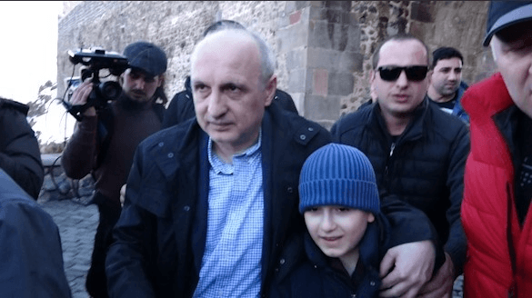 VIDEO: „ახალი გამოსული ვარ, ყველას ვხვდები“ – თავისუფლების მეორე დღეს მერაბიშვილმა მშობლები მოინახულა