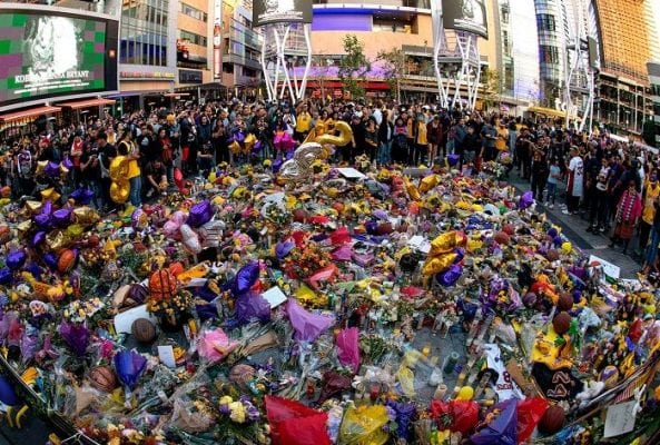 კობი ბრაიანტის მემორიალთან მიტანილ ყველა ნივთს მის ოჯახს გადასცემენ