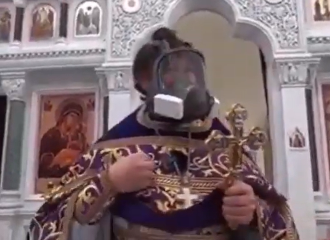 არ უყუროთ ტელევიზორს და კორონავირუსი არ დაგემართებათ! – რუსი მღვდელი წირვაზე ნიღბით მივიდა (ვიდეო)