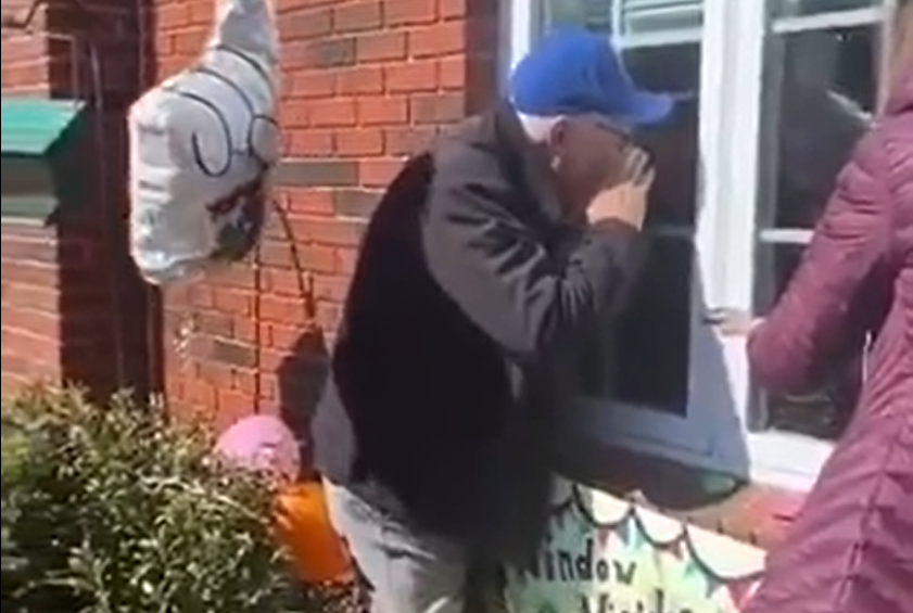 ემოციური ვიდეო – იტალიელი ბაბუ კორონავირუსით დაინფიცირებულ მეუღლეს უმღერის