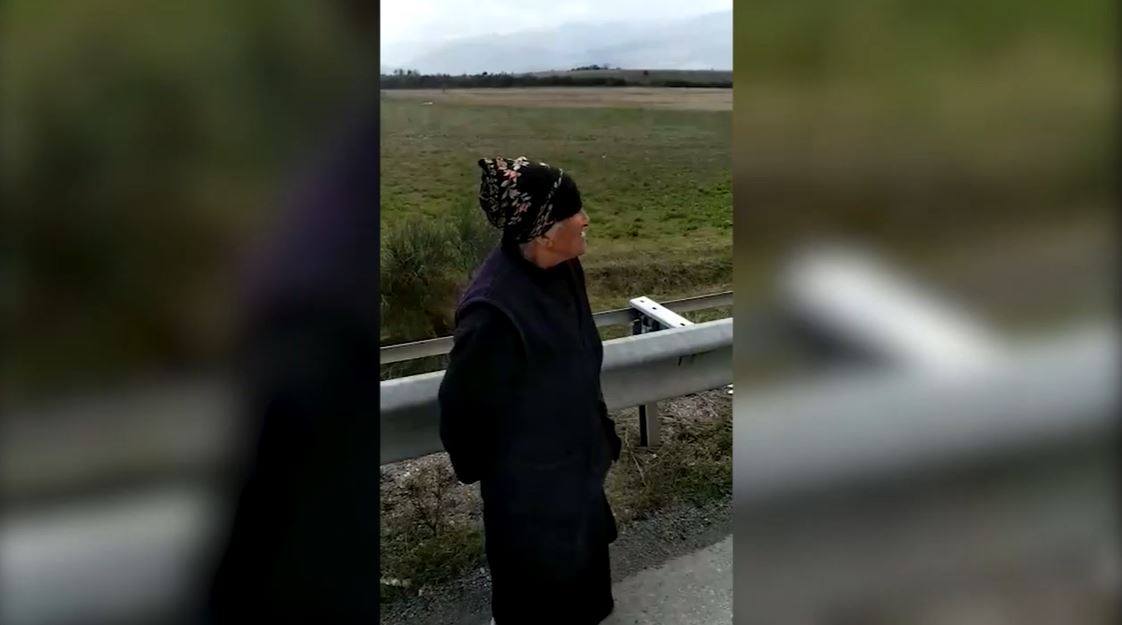 ეს ბებო შვილთან ფეხით მიდიოდა, როცა ავტობანზე პატრული წამოეწია – ნახეთ ვიდეო, როგორ განვითარდა ამბავი