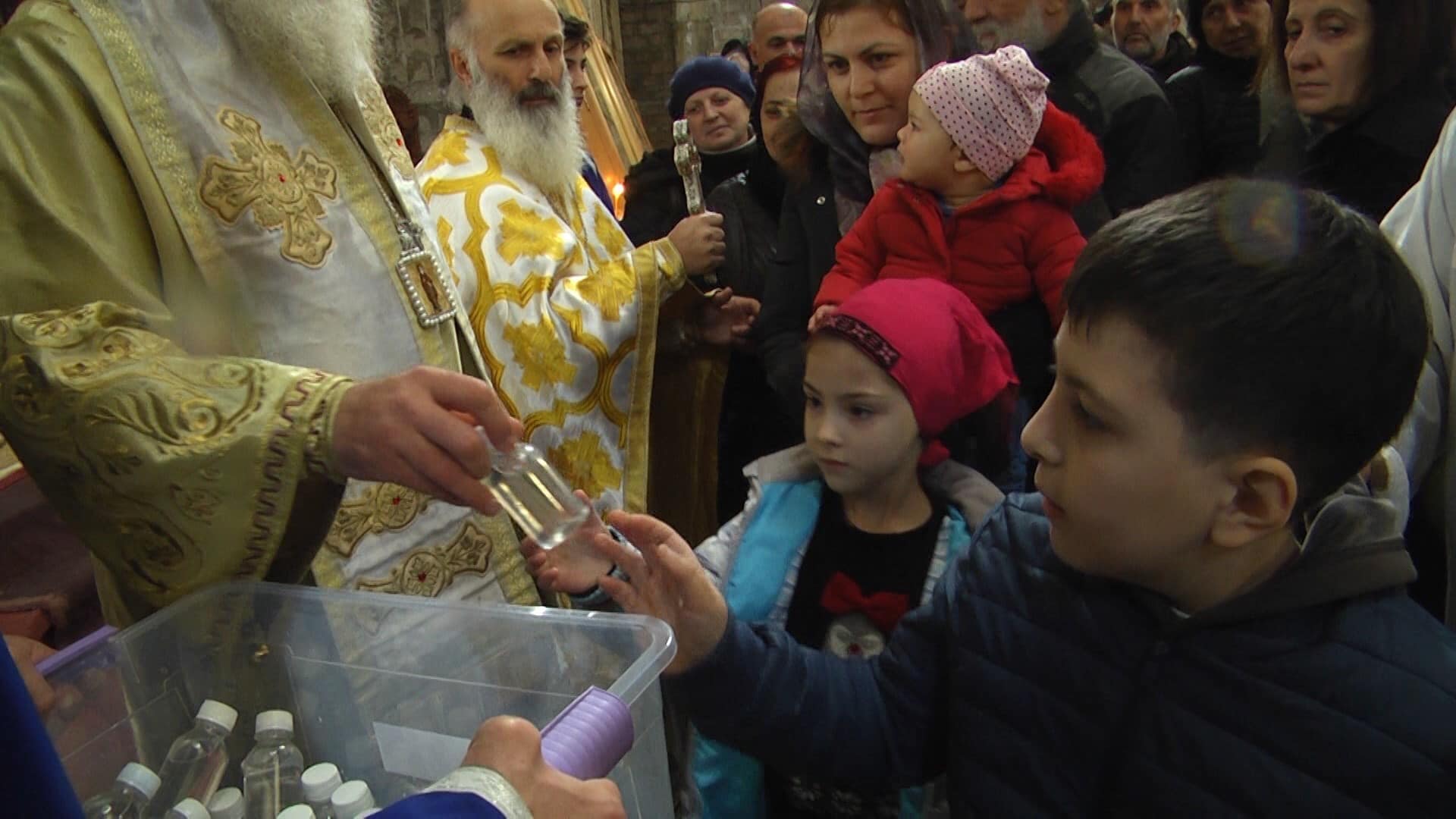 ზუგდიდისა და ცაიშის მიტროპოლიტმა მორწმუნეებს ანტიბაქტერიული ხსნარი გადასცა