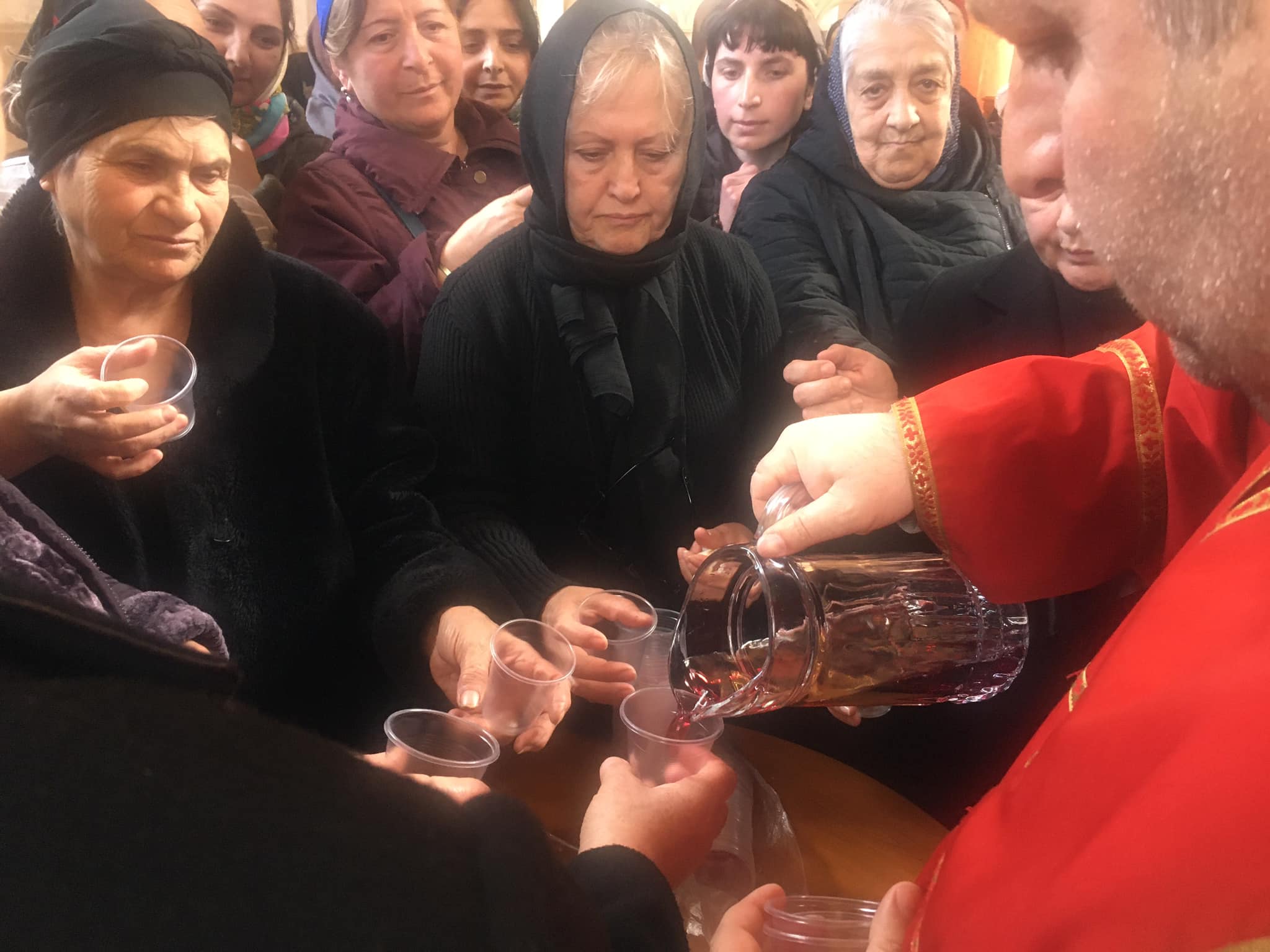 ფოთის საკათედრო ტაძარში მრევლმა ე.წ. სატკბილო ერთჯერადი ჭიქებით მიიღო