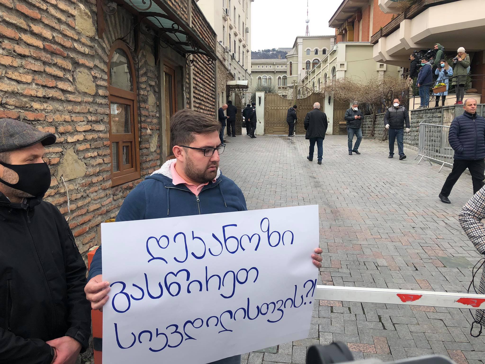 „დეკანოზი გაწირეთ სიკვდილისთვის?“ – თორნიკე მამალაძე საპატრიარქოსთან მივიდა