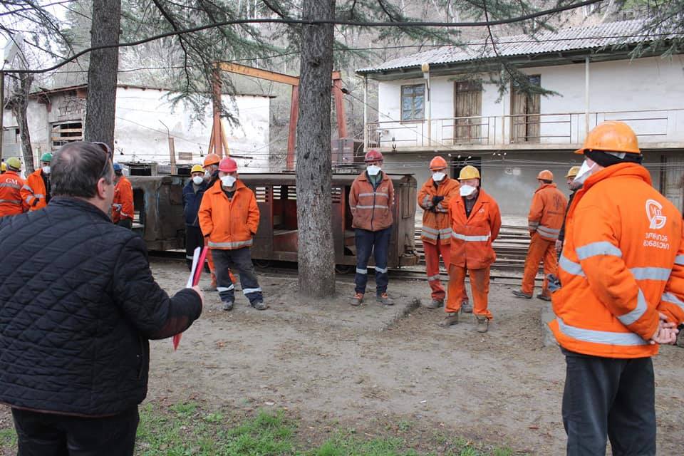 „ჯორჯიან მანგანეზის“ მიწვევით, დასაქმებულებს ადგილობრივმა ექიმებმა COVID19-ის წინააღმდეგ რეკომენდაციები გააცნეს