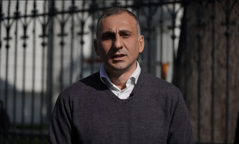 გოგოებს ვეპრანჭებოდი, მაშინაც 9-ჯერ დაკერებული ფეხსაცმელი მეცვა, მრცხვენოდა პაემანზე სიარულის - ელისაშვილი