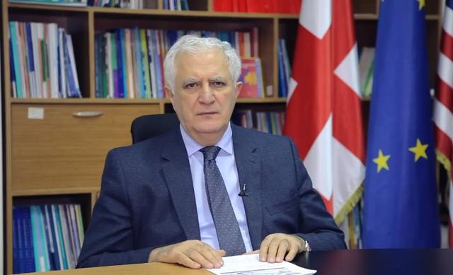 სახლში 2-3 ადამიანზე მეტი არ დაპატიჟოთ, გთხოვთ შორიდან ჩამწეროთ – ამირან გამყრელიძე ჟურნალისტებს მიმართავს