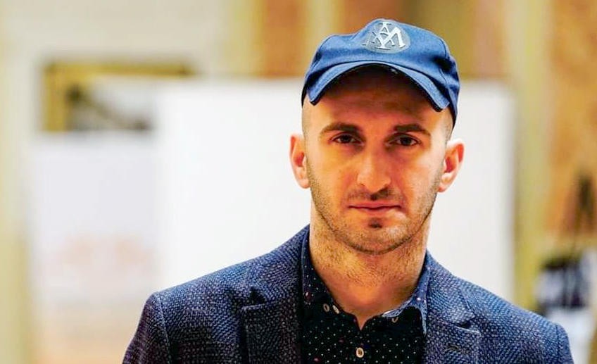 ადამიანები დიდ ჯგუფებად ბირჟებზე იდგნენ, ერთმანეთს კოცნიდნენ – გიორგი კეკელიძე