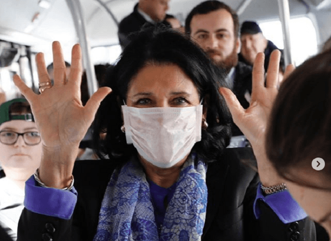 როგორ იცავს სალომე ზურაბიშვილი ჰიგიენის წესებს საზოგადოებრივ ტრანსპორტში (ვიდეო)