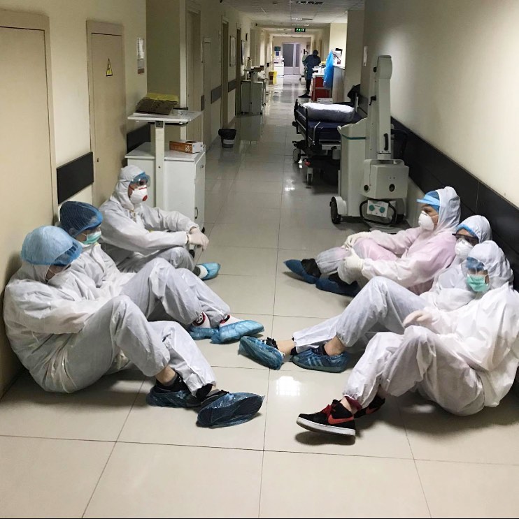 დღის ფოტო: კორონავირუსთან მებრძოლი ექიმები შუაღამისას