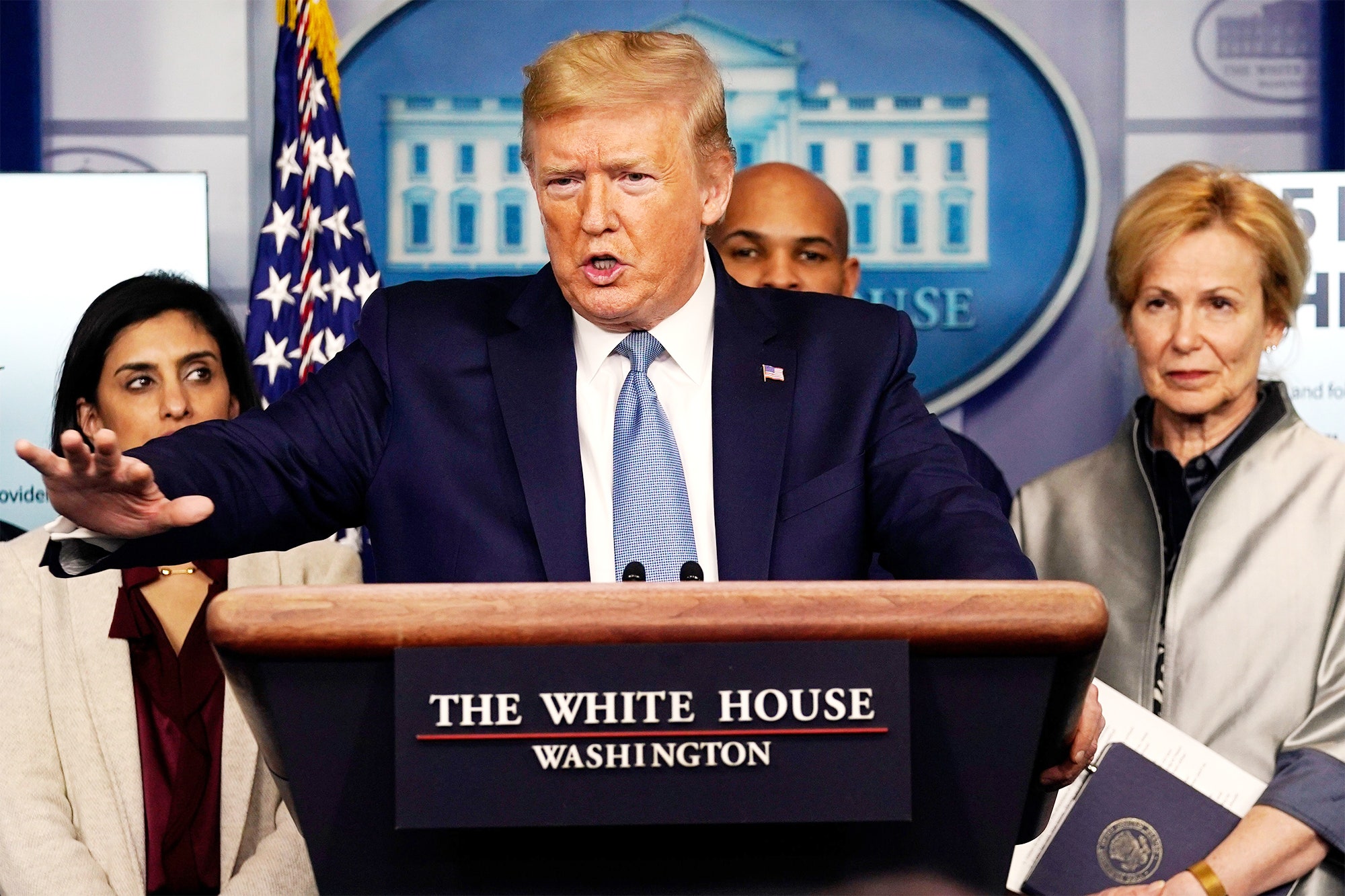 ტრამპმა 2-ტრილიონიანი დოლარის ეკონომიკური სტიმულირების კანონპროექტს ხელი მოაწერა