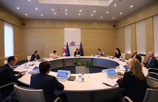 მთავრობა მუშაობის საგანგებო რეჟიმზე გადადის