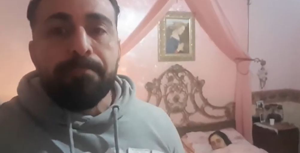 იტალიელი მსახიობის სულისშემძვრელი მიმართვა სახლიდან, სადაც გარდაცვლილ დასთან ერთად იმყოფება