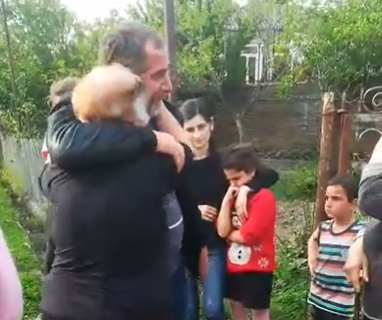 ცრემლიანი შეხვედრა შვილებთან დედის გარეშე – ესპანეთში დაღუპული ცირა ალიხანაშვილის ქმარი სახლში დაბრუბნდა (ვიდეო)