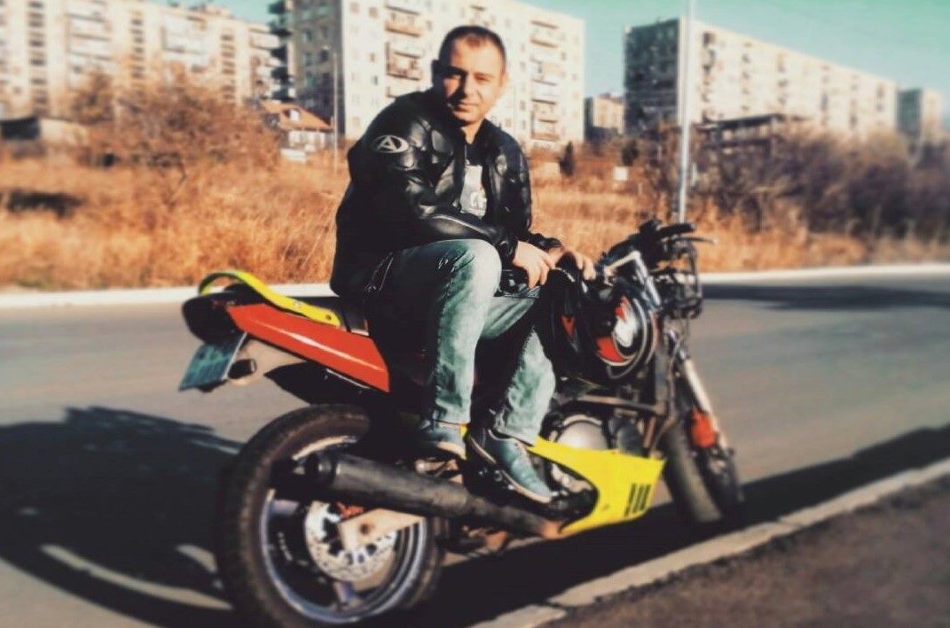 დიტო ჩვენს წინ ფეხსაცმელებს კერავდა, სამსახურში დაბრუნებულს ვეღარ გამიღიმებს – რას წერენ ბიჭზე, რომელიც გუშინ მანქანამ გაიტანა
