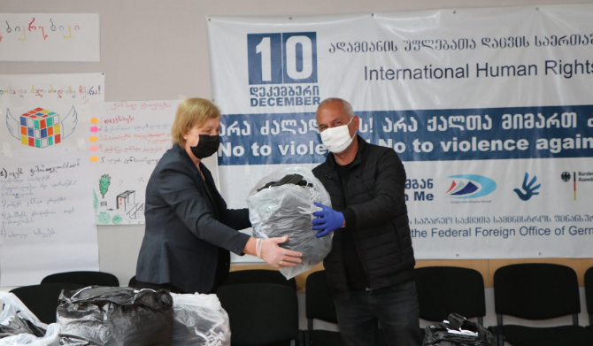 თეთრიწყაროს მუნიციპალიტეტის  მერიას 2000 ერთეული პირბადე საჩუქრად გადაეცა