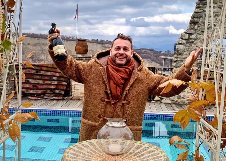 იტალიელი მზარეული, რომელიც შოკოლადის ხინკალს ამზადებს და თავს კახელად მიიჩნევს