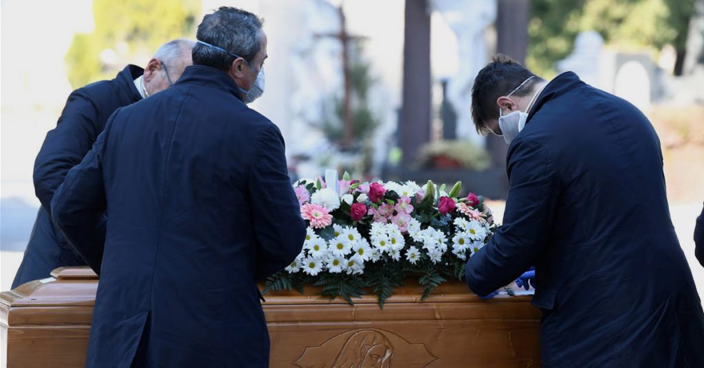 როგორ დაკრძალავენ კორონავირუსით გარდაცვლილ ქალს