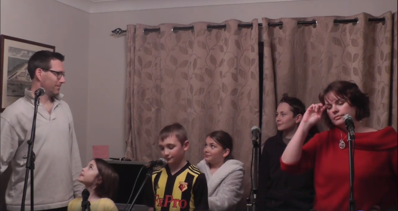 ოჯახმა Les Misérables-ის ცნობილი საუნდტრეკის ახალი ვერსია ჩაწერა, რომელიც ინტერნეტსენსაციად იქცა