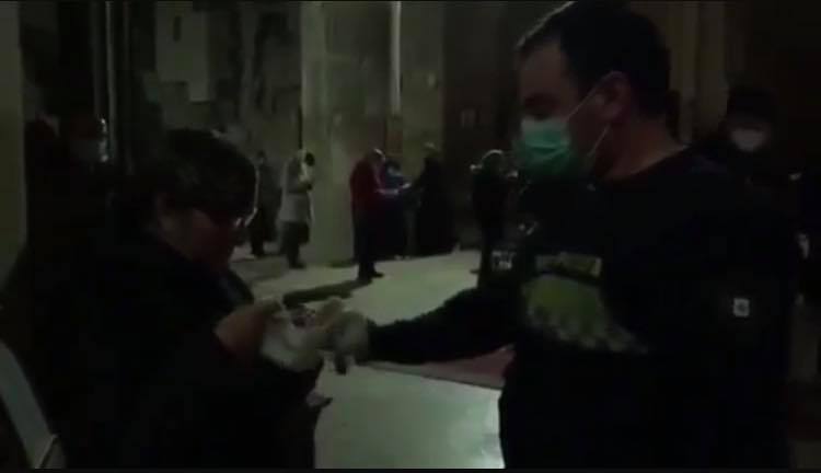 ტაძარში მისულ მრევლს პოლიცია პირბადეებს ურიგებს (ვიდეო)