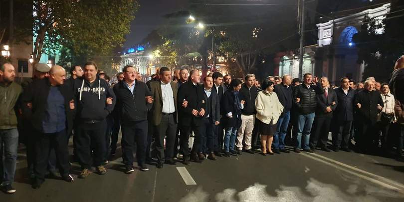 ოპოზიცია მთავრობას მხარდაჭერას უცხადებს და პარტნიორებს მიმართავს
