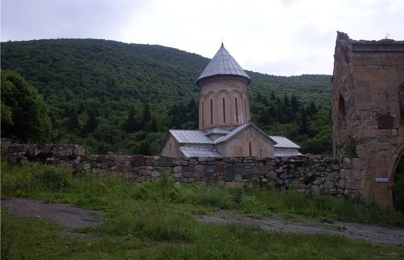 მღვდლებს შორის ფიზიკური დაპირისპირება სროლით დასრულდა – რა მოხდა ყინწვისში