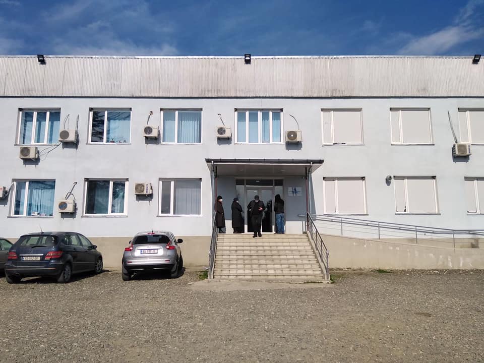 ზუგდიდში სასწრაფოს მედდა კორონავირუსის  ნიშნებით საავადმყოფოში გადაიყვანეს