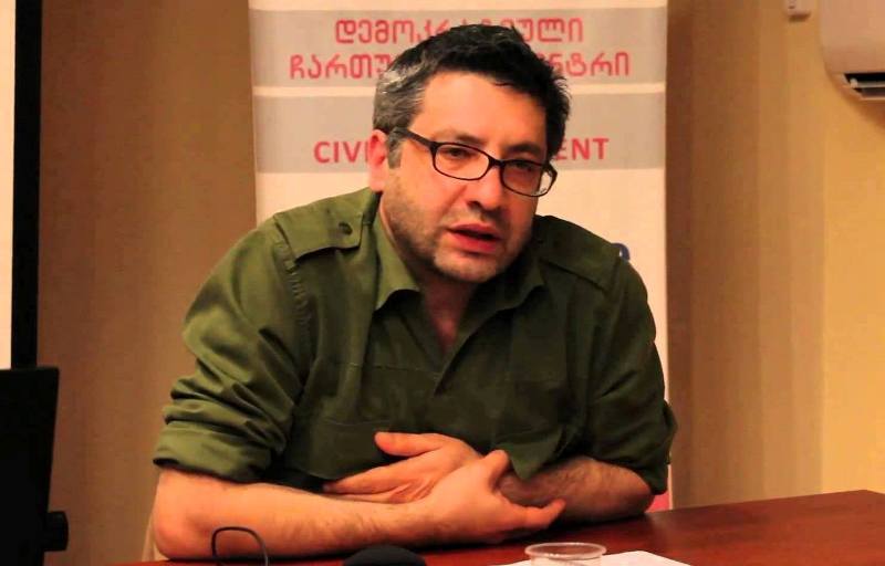 ეს მესამეხარისხოვანი მღვდელი უნდა გამოათრიონ და ციხეში ჩააგდონ! – ლაშა ბაქარაძე
