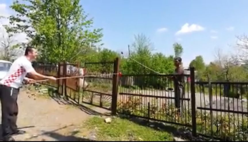 როგორ გავტეხოთ სააღდგმომო კვერცი ისე, რომ სოციალური დისტანცია არ დავარღვიოთ -სახალისო ვიდეო