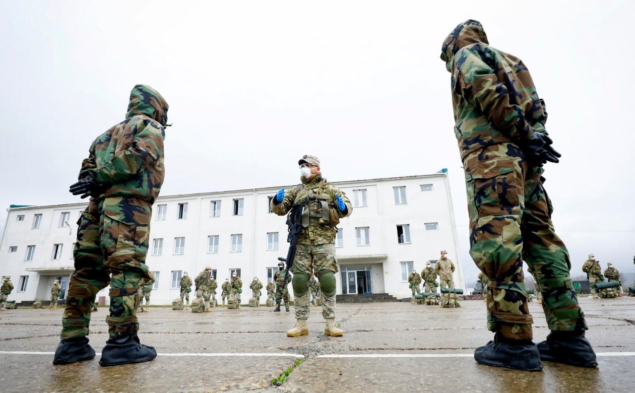 საკონტროლო გამშვებ პუნქტებზე გადანაწილებამდე სამხედროებს სპეციალური ინსტრუქტაჟი უტარდებათ