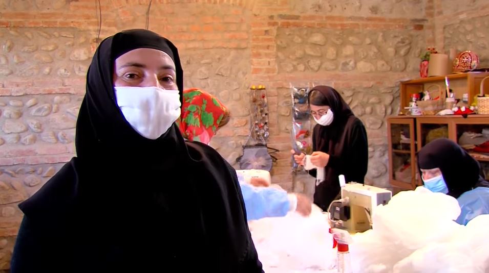 ხორნაბუჯისა და ჰერეთის ეპარქიის დედები პირბადეების კერავენ – 5000 უკვე დარიგდა