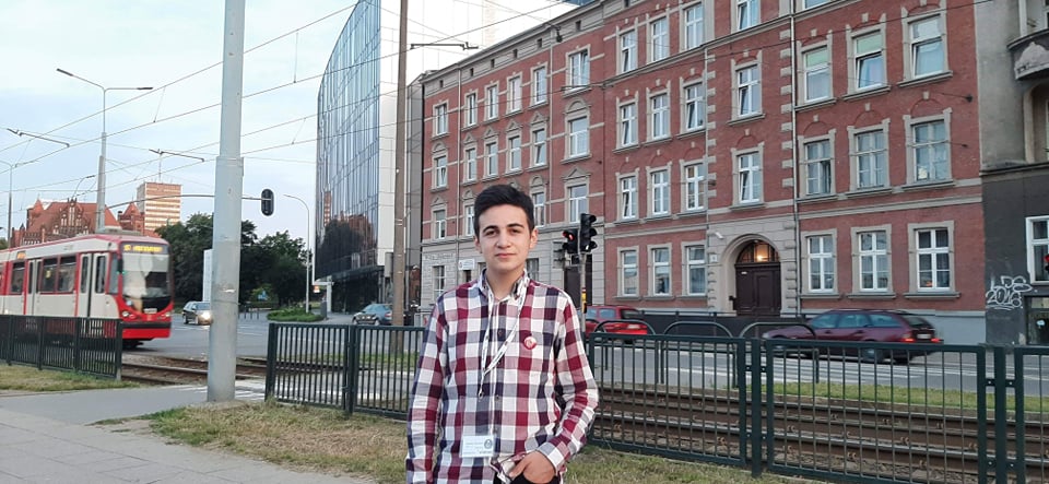 სკოლის მოსწავლე, რომელიც ახლა სხვა მოსწავლეებს ონლაინ გაკვეთოლებს უტარებს