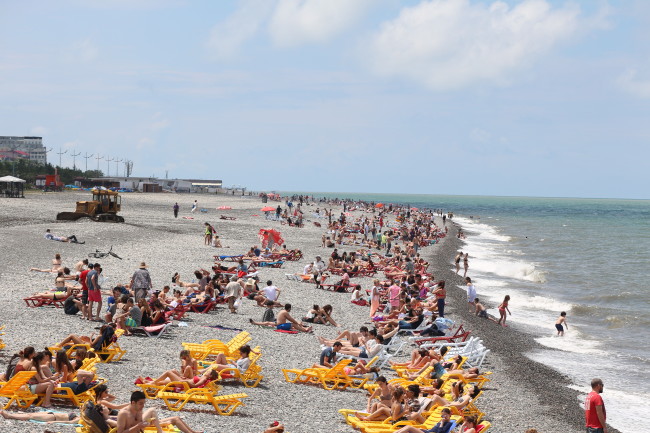 1,5-მეტრიანი დაშორება შეზლონგებს შორის - ზღვაზე დასვენების რეკომენდაციები