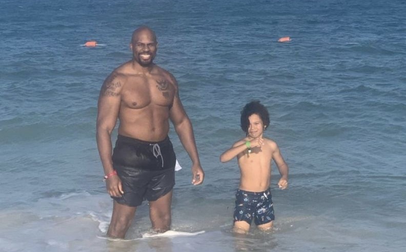 ცნობილი მოჭიდავე და მსახიობი ოკეანეში შვილის გადარჩენის მცდელობისას დაიხრჩო