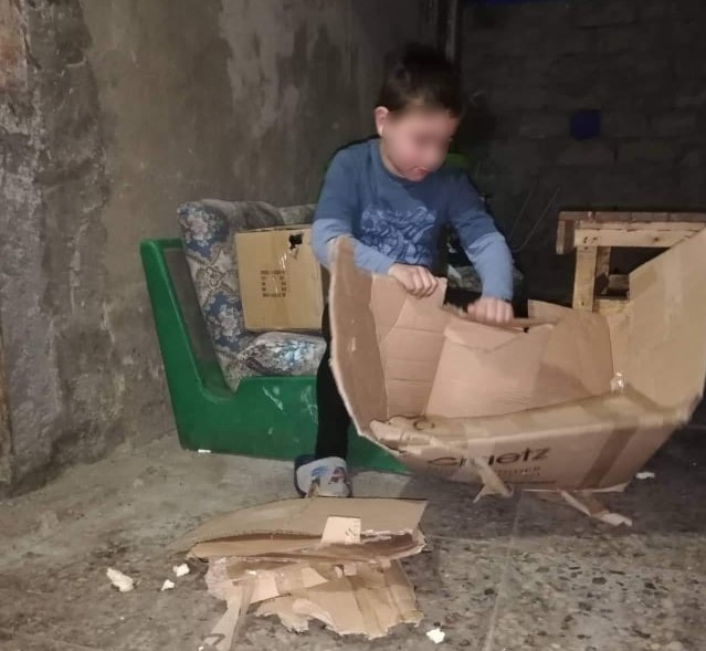 ძალადობის მსხვერპლი დედა-შვილი, რომელიც ნანგრევებში ცხოვრობს - სულისშემძვრელი ისტორია