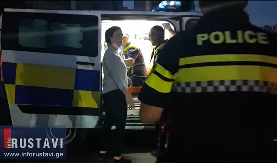 რუსთავში 24 წლის გოგოს მაღალი სიჩქარით მიმავალი ავტომობილი დაეჯახა (ვიდეო)