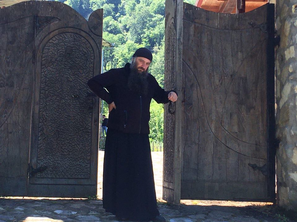 „ძალოვანები იყვნენ მოსული“ - რატომ შეუჩერდა მამა ათენოგენეს მსახურების უფლება