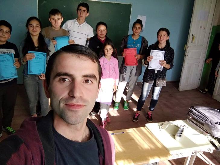 26 წლის მასწავლებელი, რომელიც მოსწავლეებს გაკვეთილებს ინდივიდუალურად უხსნის