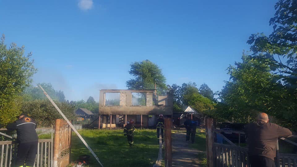 ანაკლიაშო ორსართულიანი სახლი მთლიანად დაიწვა