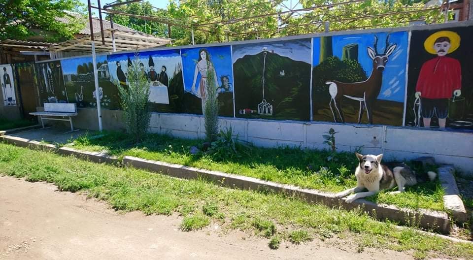 თვითნასწავლი მხატვარი გოგონა, რომელიც ფიროსმანის ნახატების ასლებს ხატავს