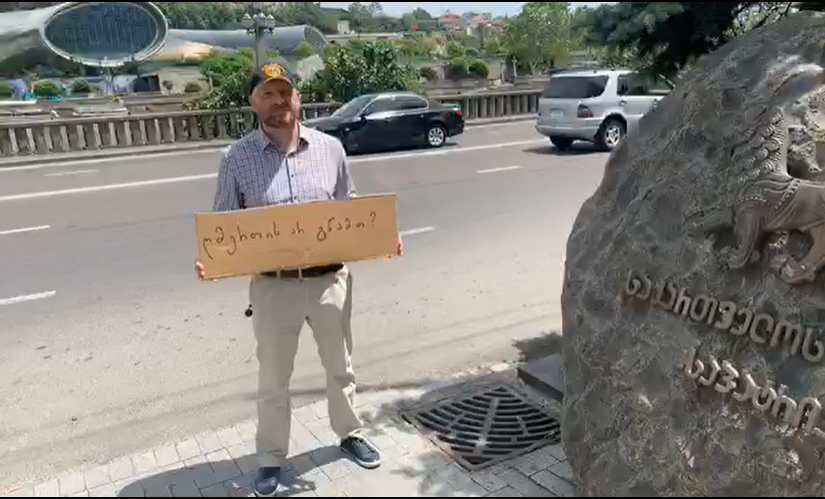 VIDEO: „ღმერთის არ გწამთ?“ - გირჩის ერთკაციანი აქცია საპატრიარქოსთან 