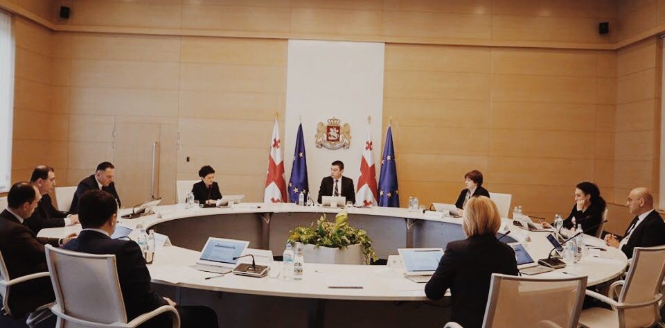 „ვერც თვითონ ჭამენ, არც სხვას აჭმევენ