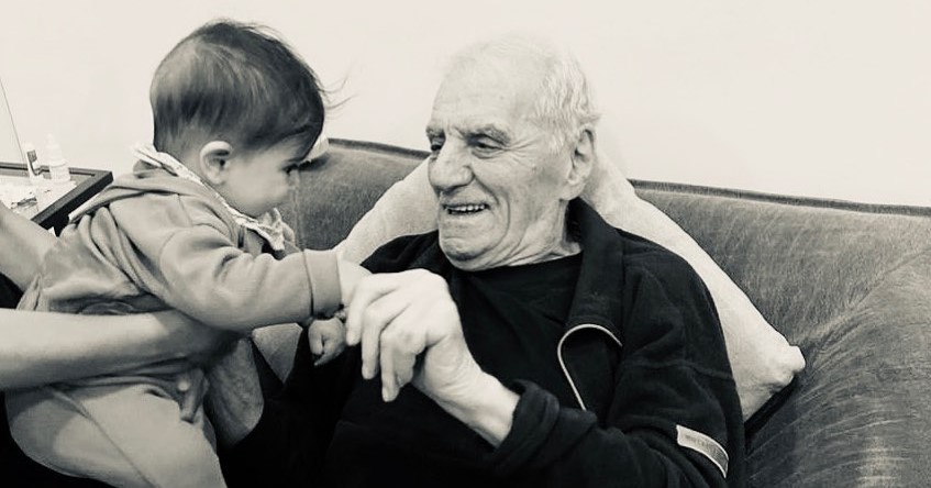 88 წლის თენგიზ არჩვაძე შვილთაშვილმა გააბედნიერა – “ასეთი გახარებული ბაბუ ჯერ არ მინახავს”