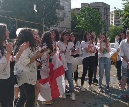 ბოლო ზარი სიგნალით და სათამაშო მანქანებით - მე-12 კლასელების ორიგინალური მადლობა პედაგოგებს (ვიდეო)