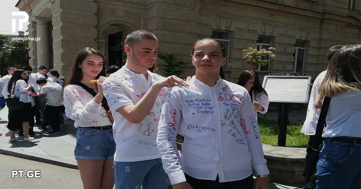 სამახსოვრო წარწერები მაინც გავაკეთეთ – ქუთაისში ბოლო ზარი დისტანციურად აღნიშნეს