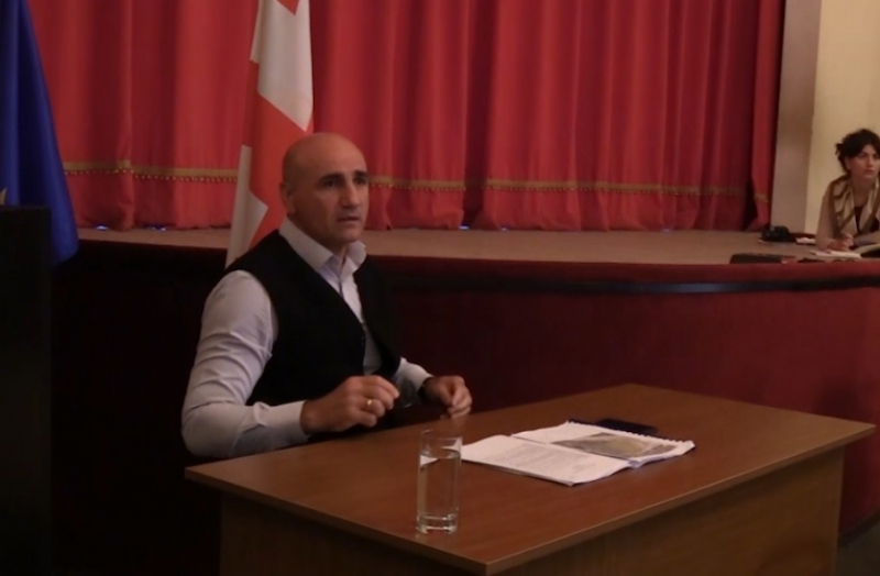 VIDEO: ქარელის მერმა სხდომაზე მყოფ მოქალაქეებს შეაგინა