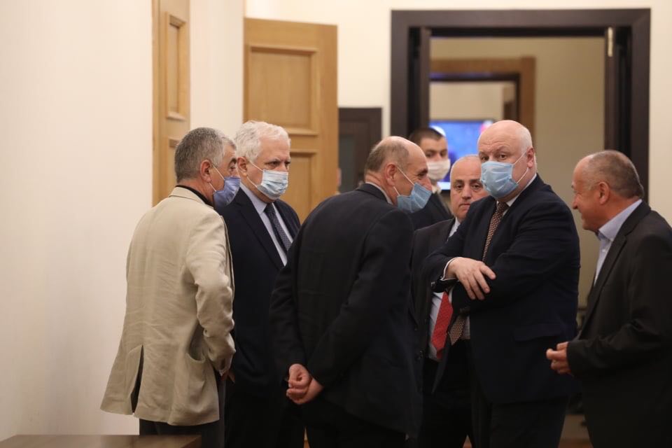 მომენტი, როცა ოპოზიციაც ამირან გამყრელიძის რჩევებს უსმენს - ფოტოები სხდომის შემდეგ