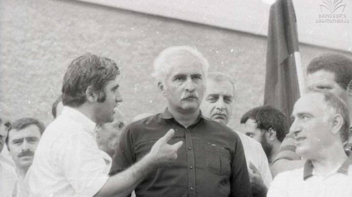 “არავის ენდობა. არ აღიარებს დანაშაულს. იტანს შიმშილს” – საარქივო მასალა მერაბ კოსტავას შესახებ